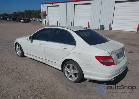 2011 Mercedes-Benz C 300 Sport 4Matic z USA, uszkodzony, nr VIN WDDGF8BB3BR176930